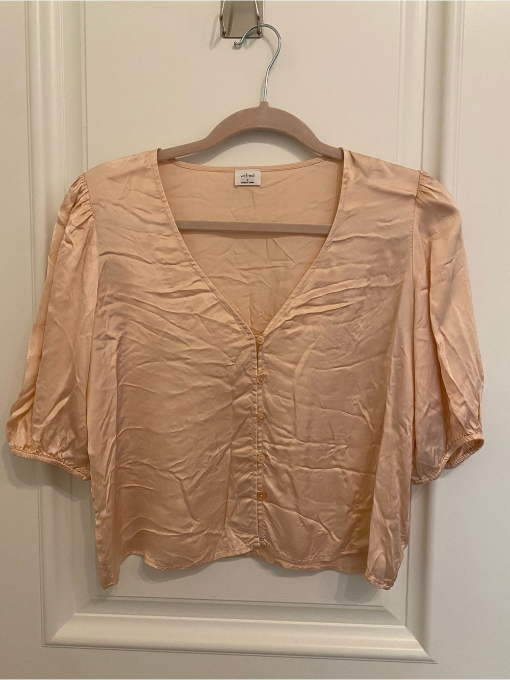 Wilfred Peach Satin V-Neck Button Blouse with Puff Sleeves